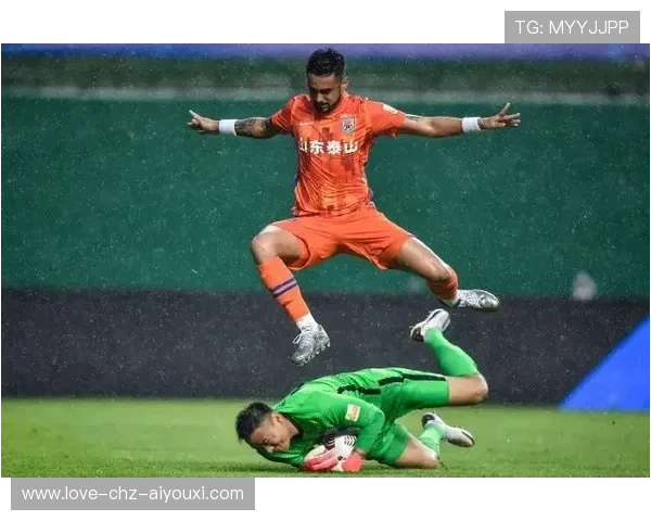 赛场暴雨导致大换人，战术瞬间改写比赛走向
