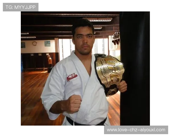 UFC激烈缠斗引发全场尖叫，极致搏击体验震撼每一位观众