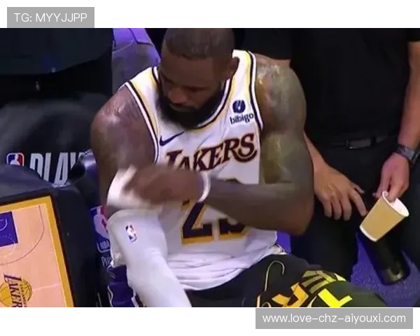 詹姆斯倒地补篮得分，湖人最终笑到最后