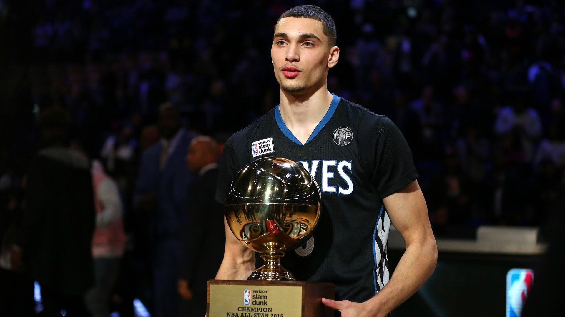 乡镇篮球排位赛 夜幕下露天球场人声鼎沸